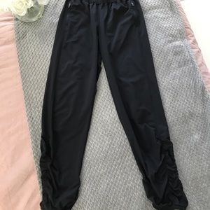 Athleta girls joggers in black